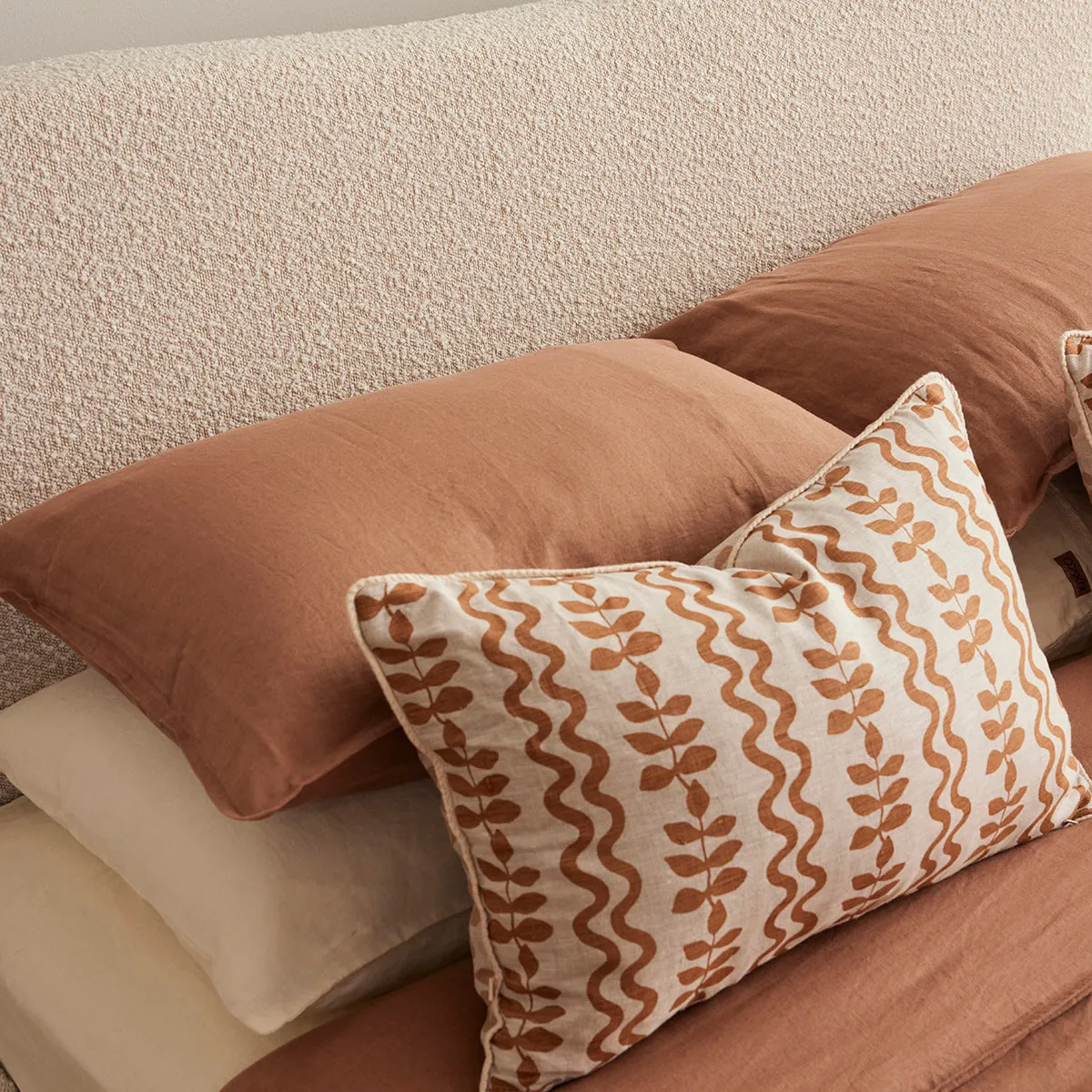 Cloud Boucle Queen Bed (Oak, Cream)